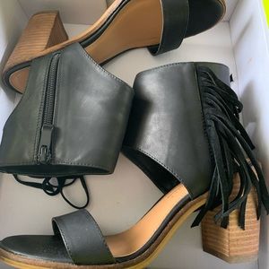 Very Volatile Vermont fringe ankle cuff sandal🌟💋